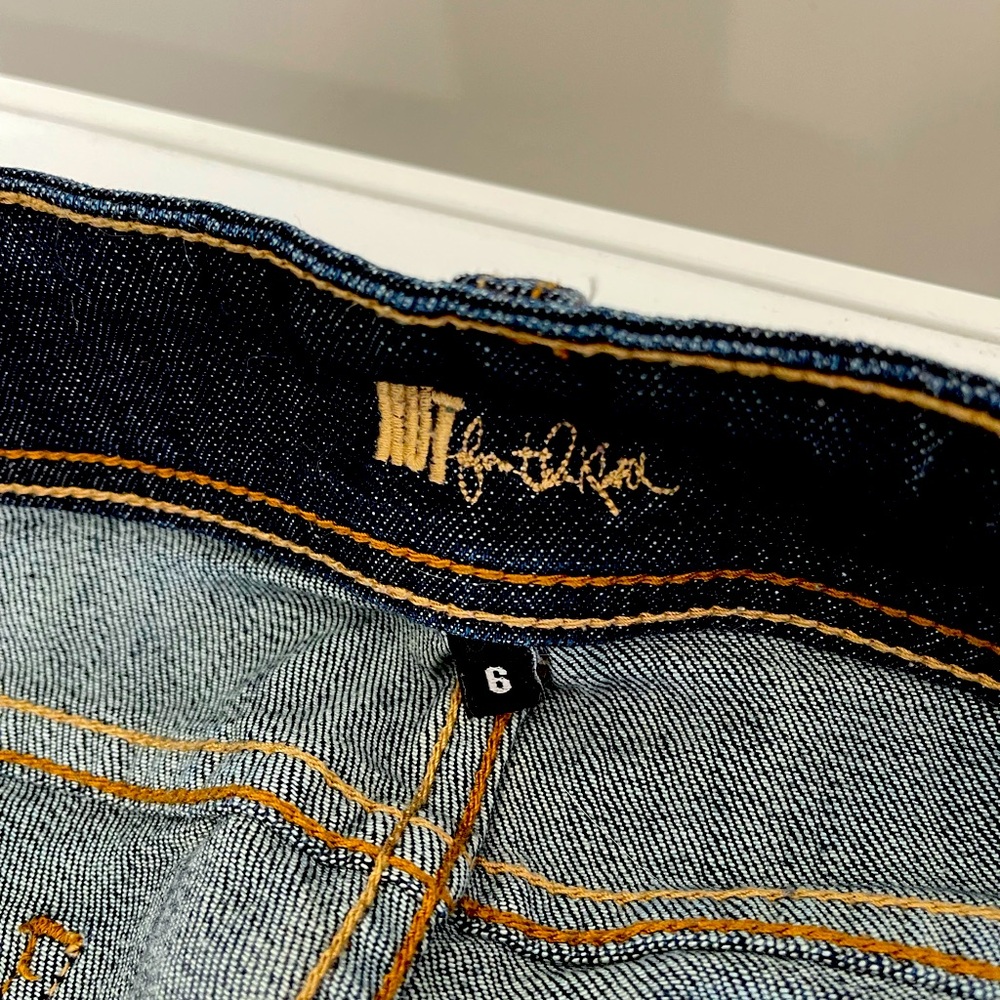 Gorgeous Kut from the Kloth dark wash crops.